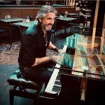 Boka en pianotrubadur