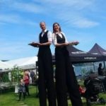 Styltor som serverar