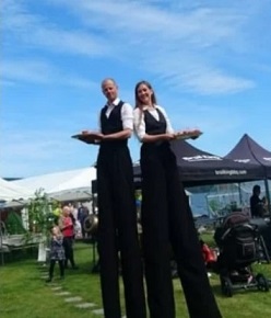 Styltor som serverar